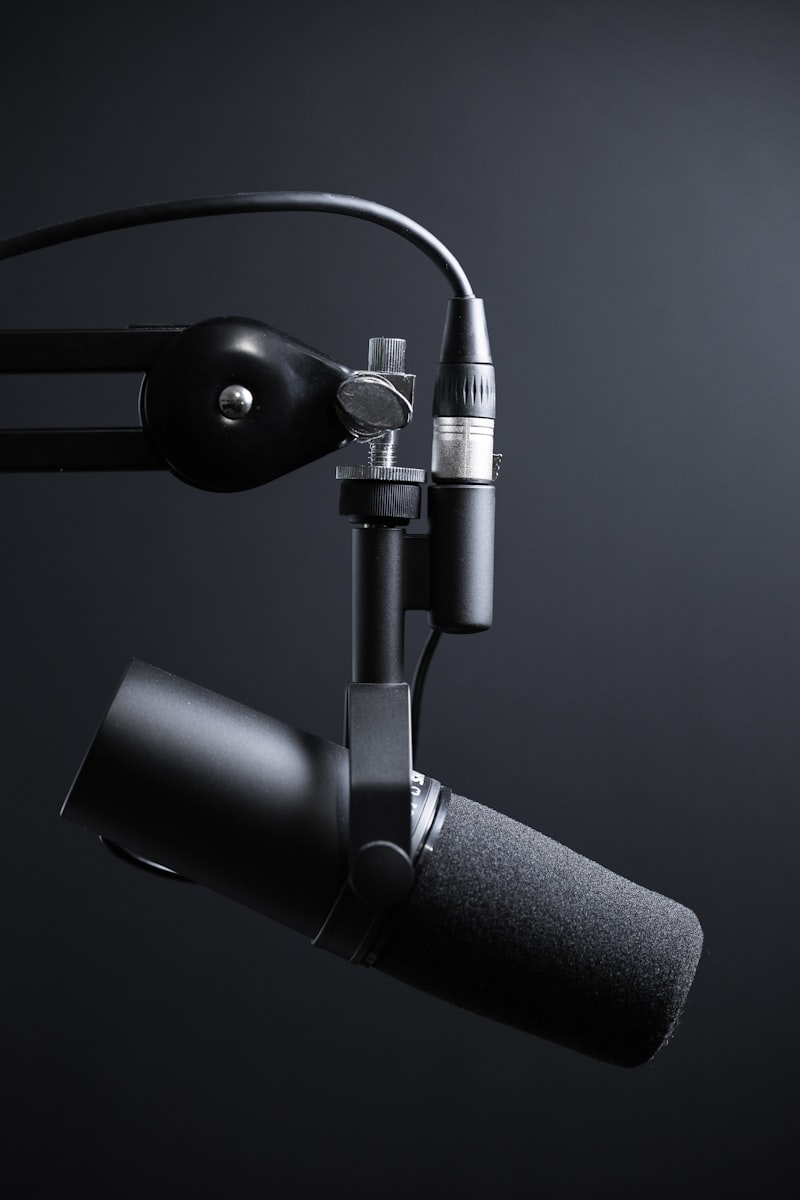 Mixer e attrezzatura audio professionale in sala registrazione
